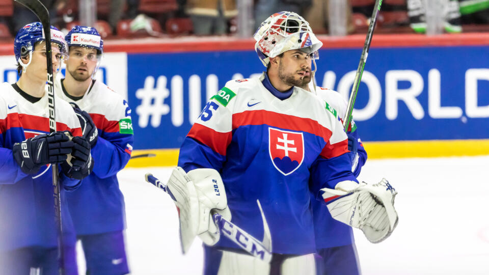 Na snímke je brankár Adam Húska na záver tretieho zápasu základnej skupiny MS 2022, v ktorom nastúpili slovenskí hokejisti proti Kanade.