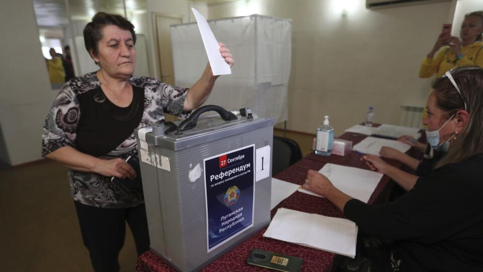 WA 32 Volgograd - Žena z Luhanskej oblasti, územia kontrolovaného proruskou separatistickou vládou, ktorá však žije v Rusku, volí počas referenda o pripojení samozvanej Luhanskej republiky k Rusku vo volebnej miestnosti zriadenej v dočasnom ubytovaní vo Volgograde v piatok 23. septembra 2022. V štyroch regiónoch, ktoré na Ukrajine okupujú ruské sily, sa v piatok o 7.00 h SELČ začali referendá o ich pripojení k Rusku, informuje agentúra AFP. Prebiehať budú päť dní až do utorka 27. septembra. Kona
