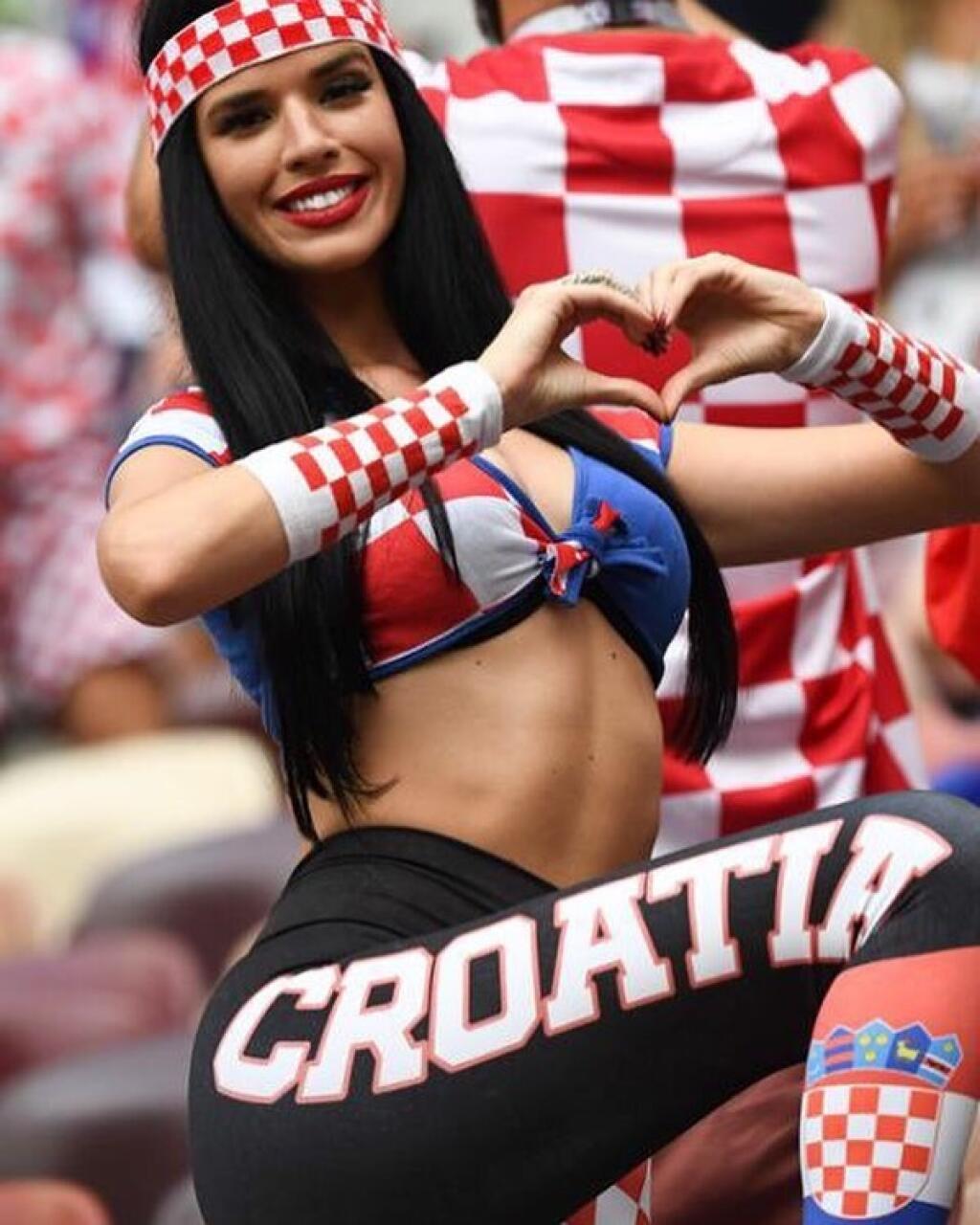 Ivana Knoll patrí medzi najsexi fanúšičky na svete a takto sa predviedla pred štyrmi rokmi v Rusku.