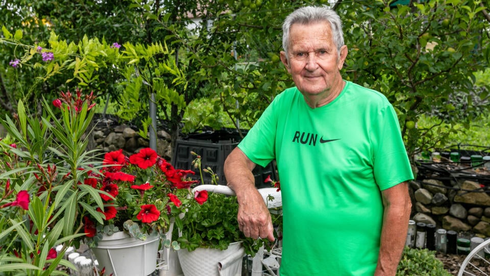 Aktuálne trávi celé dni vo svojej záhradke, ktorú vlastnoručne a prácne vybudoval.