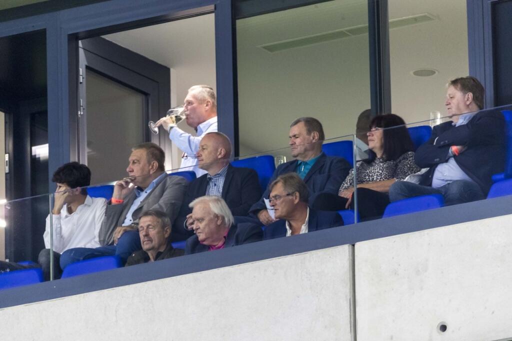 Vidieť naživo zápas Slovenskej futbalovej reprezentácie s Cyprusom si rovnako, ako v sobotňajšom súboji s Chorvátskom nenechali ujsť ani naše politické špičky.