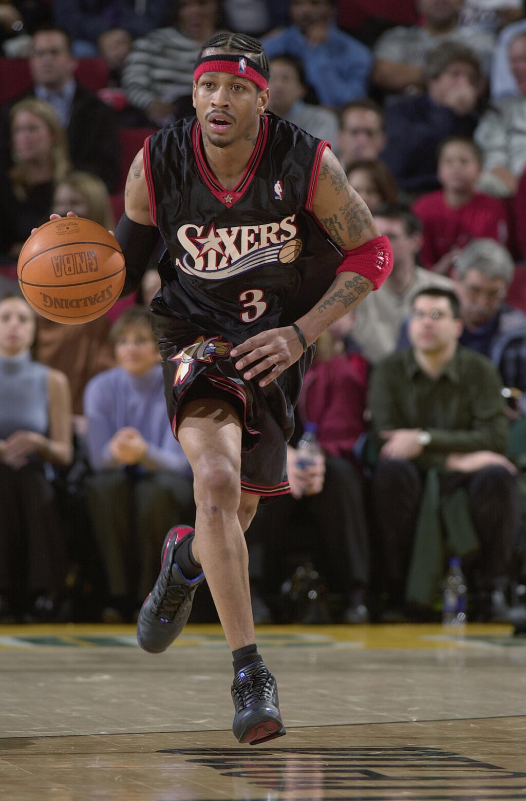 Bývalý basketbalista NBA Allen Iverson zarábal za reklamu a zmluvy v NBA milióny dolárov. Približne rok po ukončení kariéry už bol bez peňazí. Financie minul na priateľov, ktorí s ním cestovali na zápasy, drahé šperky, nehnuteľnosti, aútá a tiež obľuboval kasína.