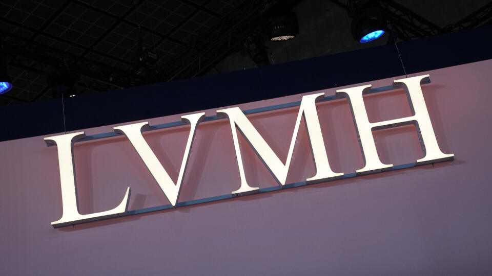 WA 14 archív Paríž - Na archívnej snímke z +ť. júna 2023 logo luxusného francúzskeho koncernu LVMH (Moët Hennessy Louis Vuitton) v Paríži. LVMH oznámil podpis sponzorskej zmluvy s organizátormi budúcoročných olympijských a paralympijských hier v Pariži v pondelok 24. júla 2023. Spečatenie dohody potvrdili počas tlačovej konferencie, na ktorej sa zúčastnili aj prezident Medzinárodného olympijského výboru (MOV) Thomas Bach, šéf organizačného výboru OH 2024 Tony Estanguet, starostka Paríža Anne Hid