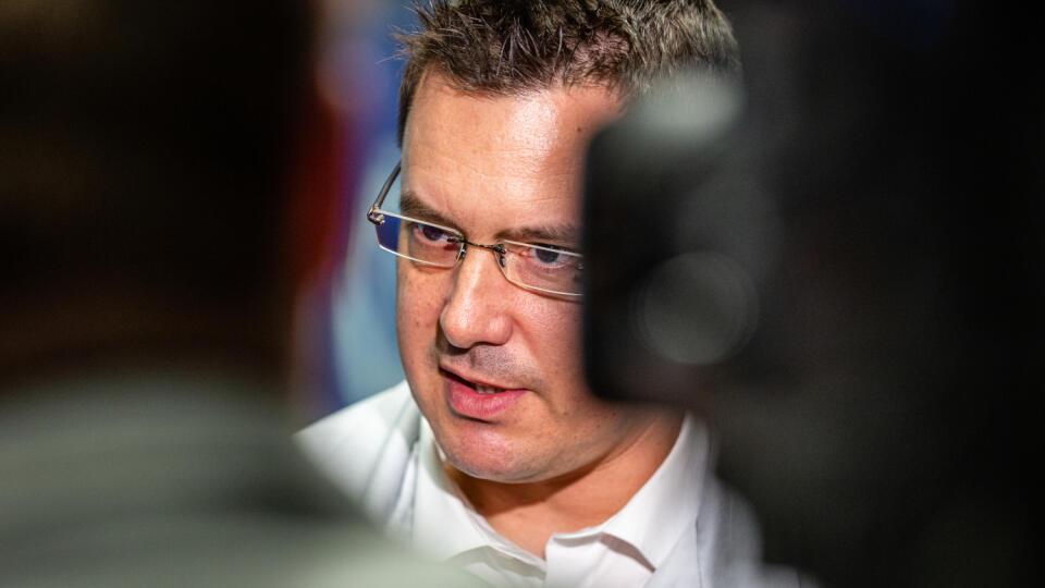 Na snímke hostia panelovej diskusie o výzvach elektromobility, ktorá sa konala vo fabrike Volkswagen Slovakia v bratislavskej Devínskej Novej Vsi. Moderátor: Martin Jesný (vpravo) Hostia (z ľava): Peter Ševce, doc. Ľuboš Magdolen, Dr. Oliver Grünberg, René Fusek.