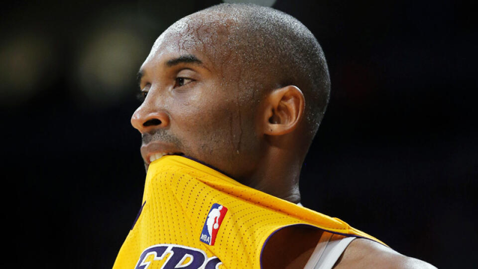USA: Kobe Bryant bol asi hladný a tak si zahryzol počas zápasu do trička.