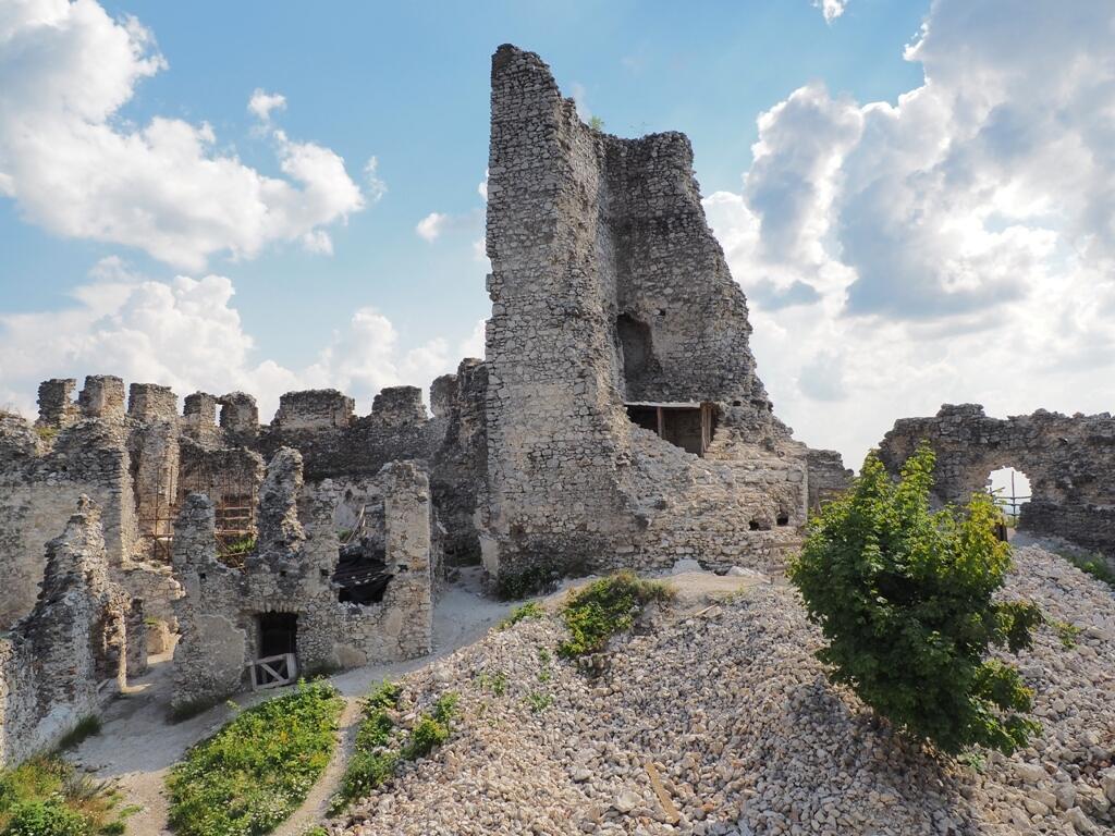 Hrad Tematín je dominantou stredného Považia.