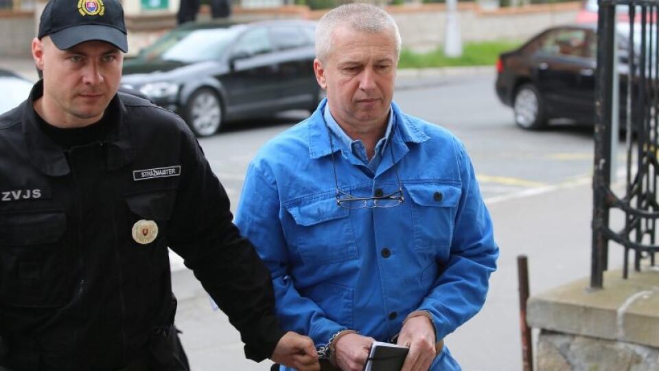 Na snímke vpravo odsúdený František Matík prichádza na pojednávanie na Špecializovanom trestnom súde (ŠTS) v Banskej Bystrici 25. apríla 2016. FOTO TASR - Branislav Račko