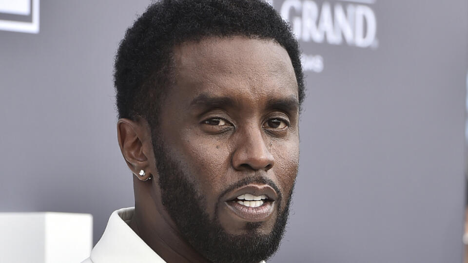 Na archívnej snímke z 15. mája 2022 americký reper Sean "Diddy" Combs pózuje v Las Vegas. Combsa, ktorý čelí sérii obvinení zo sexuálneho násilia, zadržali v New Yorku v pondelok 16. septembra 2024. Oznámila to federálna prokuratúra, podľa ktorej žalobu zverejnia pravdepodobne v utorok. Právnik Marc Agnifilo označil 54-ročného hiphopového magnáta za nevinného muža, ktorý sa teší na očistenie svojho mena pred súdom. FOTO TASR/AP