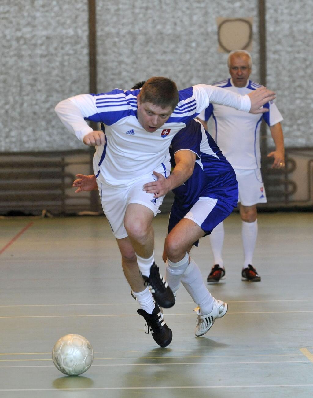V kopačkách či halovkách a s loptou pri nohe sme už veľakrát videli aj Roberta Fica. Viaceré jeho momentky z futbalu stoja za to.