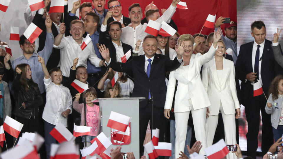 Súčasný poľský prezident Andrzej Duda obhájil svoj mandát v nedeľných prezidentských voľbách, ktoré boli najtesnejšie od pádu komunizmu.