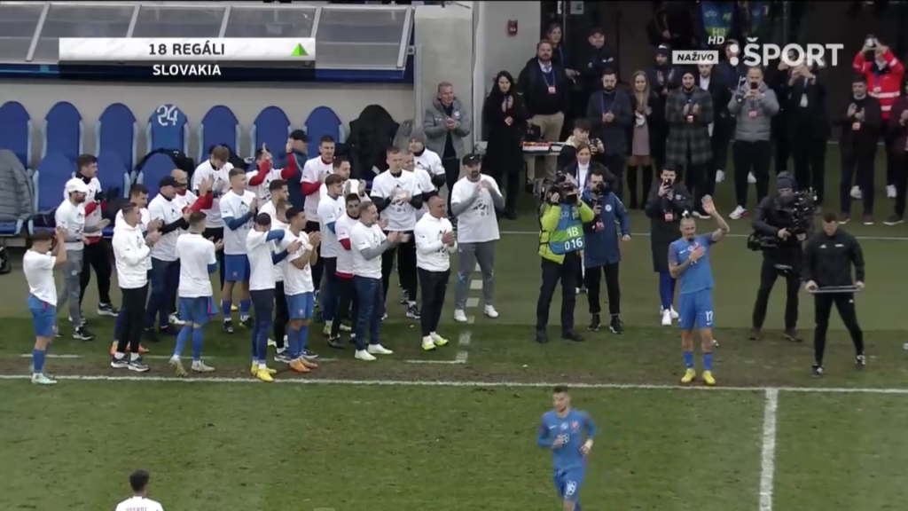 Skončil napokon v trénerovej náročí, ktorý ho utešoval.