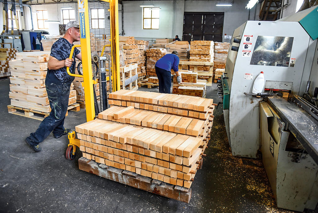Otec zostal len dodávateľom surovín, výrobu prevzal syn 3/4