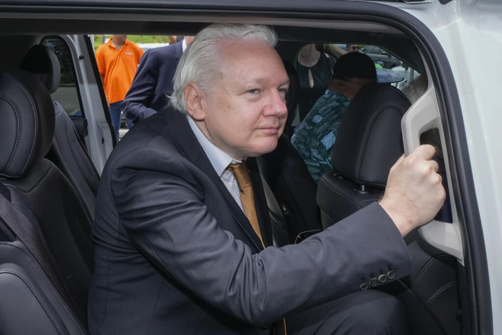 WA 2 Saipan - Zakladateľ servera WikiLeaks Julian Assange odchádza z federálneho súdu na ostrove Saipan, ktorý sa nachádza v americkom území Severné Mariány v Tichom oceáne v stredu 26. júna 2024. Spojené štáty zakázali Julianovi Assangeovi vstup na svoje územie bez toho, aby mu bolo predtým udelené povolenie. V noci na stredu to vyhlásilo americké ministerstvo spravodlivosti. Assange uzavrel s americkou justíciou dohodu, v rámci ktorej sa priznal k sprisahaniu s cieľom nezákonne získať a distri