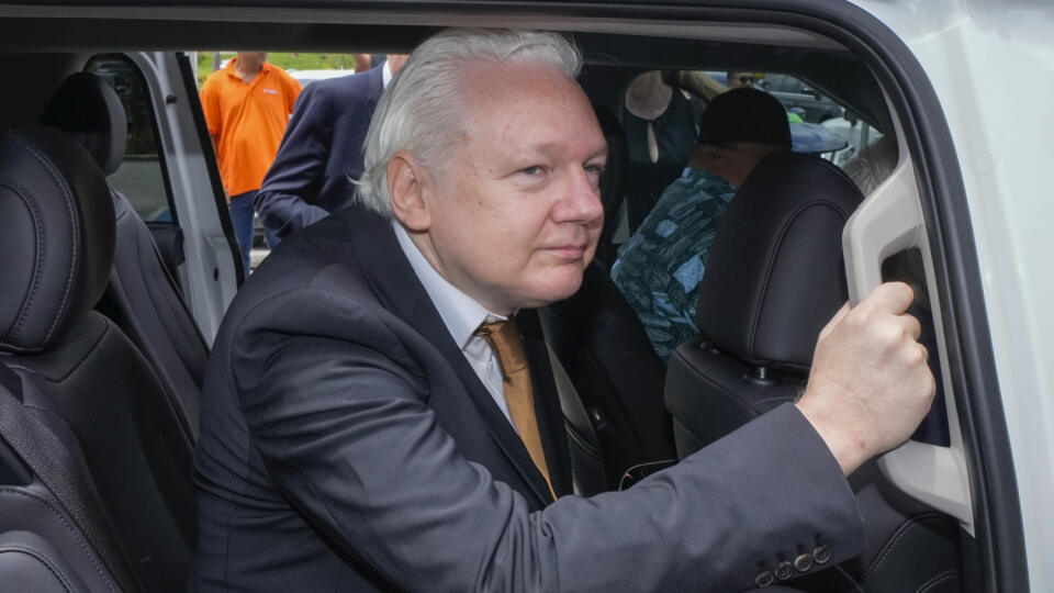 WA 2 Saipan - Zakladateľ servera WikiLeaks Julian Assange odchádza z federálneho súdu na ostrove Saipan, ktorý sa nachádza v americkom území Severné Mariány v Tichom oceáne v stredu 26. júna 2024. Spojené štáty zakázali Julianovi Assangeovi vstup na svoje územie bez toho, aby mu bolo predtým udelené povolenie. V noci na stredu to vyhlásilo americké ministerstvo spravodlivosti. Assange uzavrel s americkou justíciou dohodu, v rámci ktorej sa priznal k sprisahaniu s cieľom nezákonne získať a distri