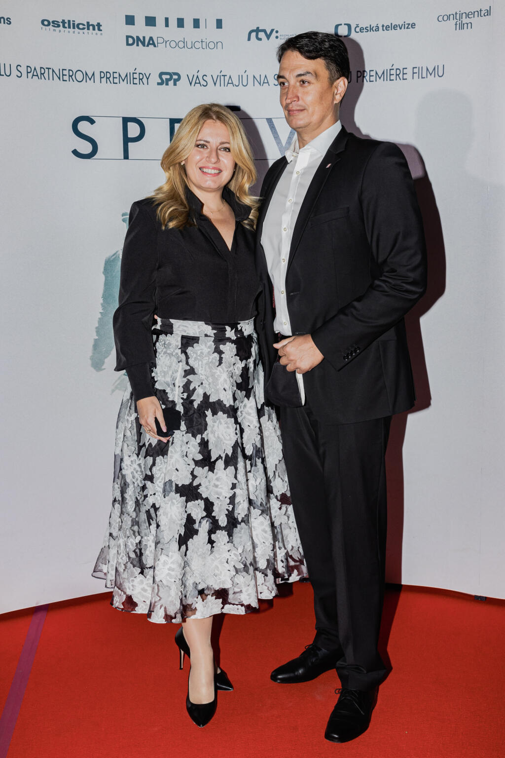 Na snímke prezidentka Zuzana Čaputová s partnerom Jurajom Rizmanom prichádzajú na premiéru filmu Petra Bebjaka, Správa.