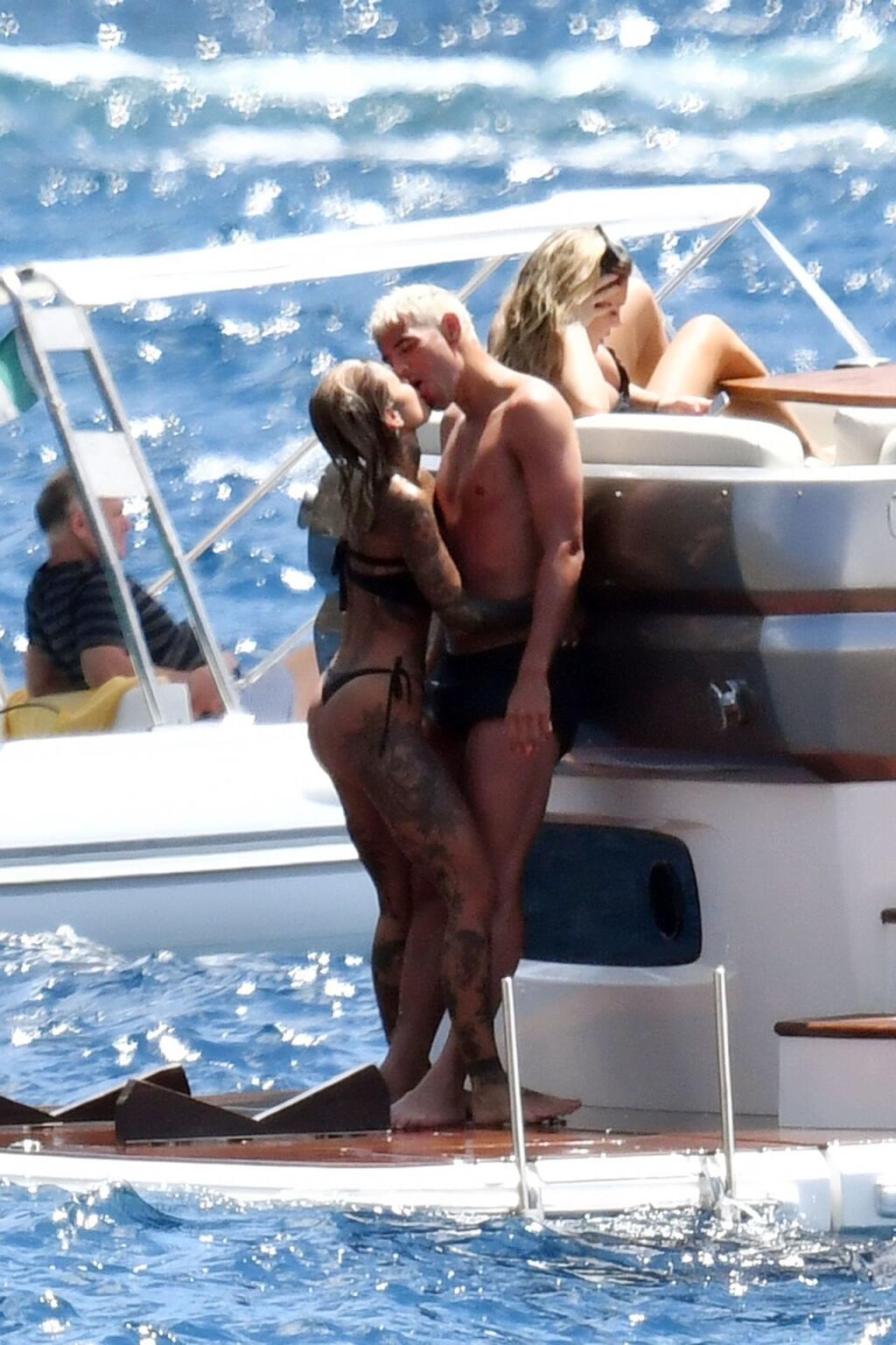 Futbalista Theo Hernandez a modelka Zoe Cristofoli si užili plavbu na jachte plnú erotiky.