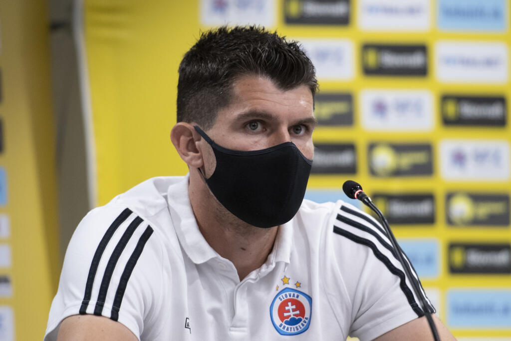 „Pročko, ty tragéd. Si na smiech. Ty len behaj po námestiach, to ti pasuje,“ napísal mu Šulla.