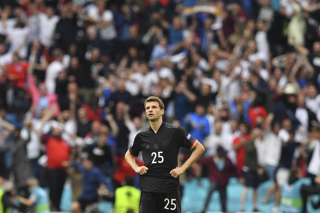 KK48 Londýn - Nemecký futbalista Thomas Müller počas osemfinálového zápasu Anglicko - Nemecko na ME vo futbale 29. júna 2021 v Londýne. FOTO TASR/AP
Germany's Thomas Mueller reacts during the Euro 2020 soccer championship round of 16 match between England and Germany at Wembley Stadium in England, Tuesday June 29, 2021. (Justin Tallis, Pool Photo via AP)