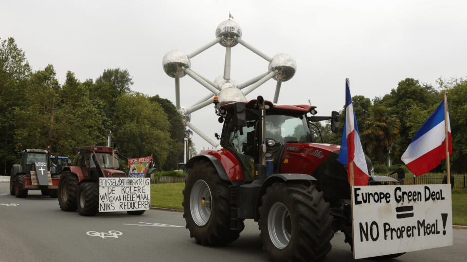 AG11 Brusel - Na snímke farmári na traktoroch sa zhromažďujú okolo Atómia počas protestu proti nariadeniam Európskej únie, ktoré zasahujú do záujmov farmárov a chovateľov v utorok 4. júna 2024 v Bruseli. FOTO TASR/AP
Farmers with their tractors gather around the Atomium in Brussels, Tuesday, June 4, 2024. On Tuesday, militant agricultural groups from more than a half dozen nations were converging on EU headquarters in a show of force that they hoped would sweep the progressive Green Deal clima
