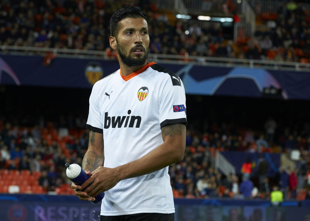 Argentínsky futbalista Valencie Ezequiel Garay je tiež pozitívny na vírus.
