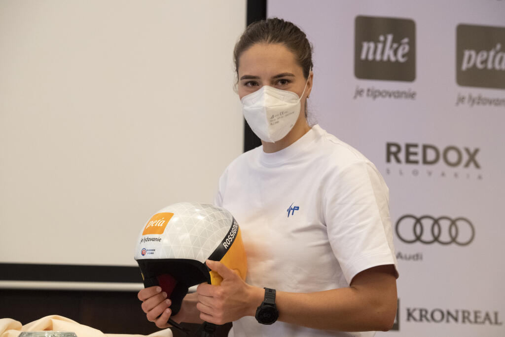 Na snímke slovenská reprezentantka v zjazdovom lyžovaní Petra Vlhová počas tlačovej konferencie pred dačiatkom sezóny 11. októbra 2021 v Bratislave. FOTO TASR - Pavel Neubauer