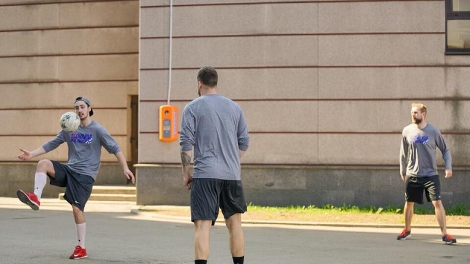 Niektorí slovenskí hokejisti si namiesto ľadu dali futbal pred halou.