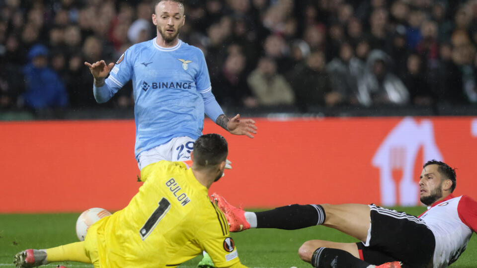 EBE 29 Rotterdam - Na snímke sprava slovenský obranca Fiorentiny Dávid Hancko, jeho spoluhráč a brankár Justin Bijlow a hráč Lazia Manuel Lazzari v zápase F-skupiny 6. kola skupinovej fázy Európskej ligy vo futbale Feyenoord Rotterdam - Lazio Rím v Rotterdame 3. novembra 2022. FOTO TASR/AP
Feyenoord's David Hancko, right, and Feyenoord's goalkeeper Justin Bijlow, down, make a save against Lazio's Manuel Lazzari during the Europa League Group F soccer match between Feyenoord and Lazio at De Kui