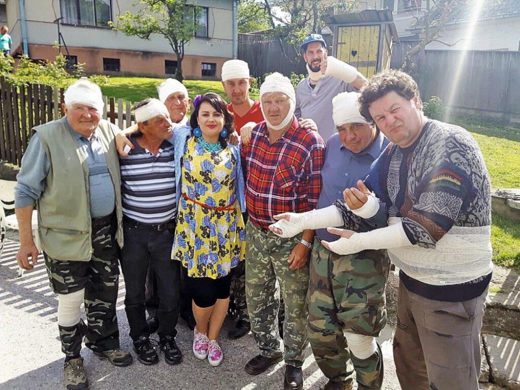 Hollywodski chlapci. Inak, ja našich chlapcov zbožňujem.
Títo sú domáci, ktorí nám hrajú aj v seriáli a sme už
ako rodina. Ozajstná.