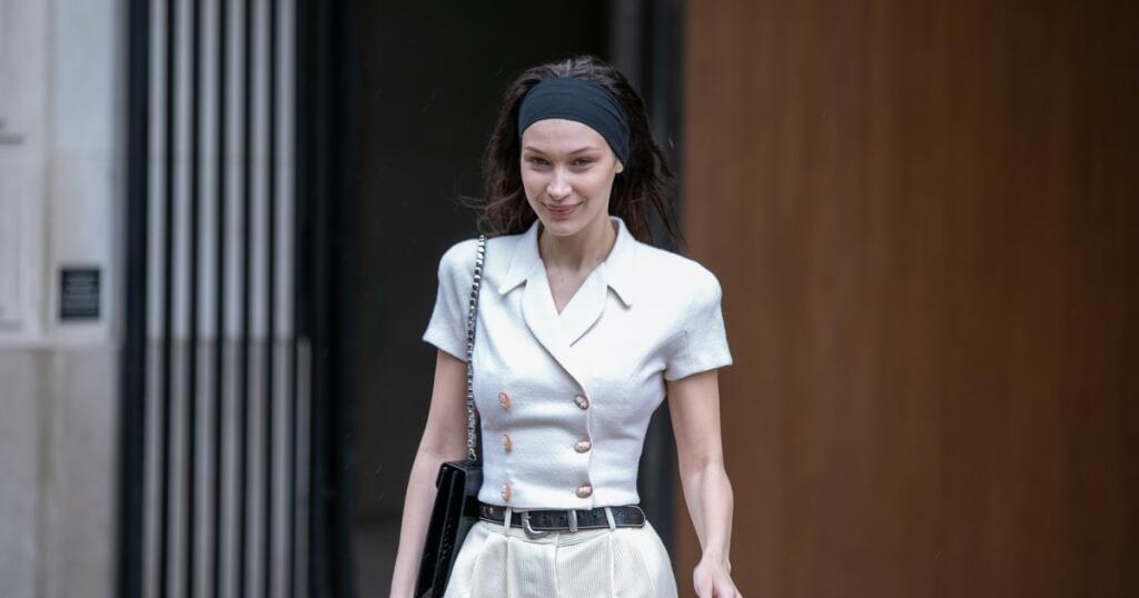 Bella Hadid s čelenkou