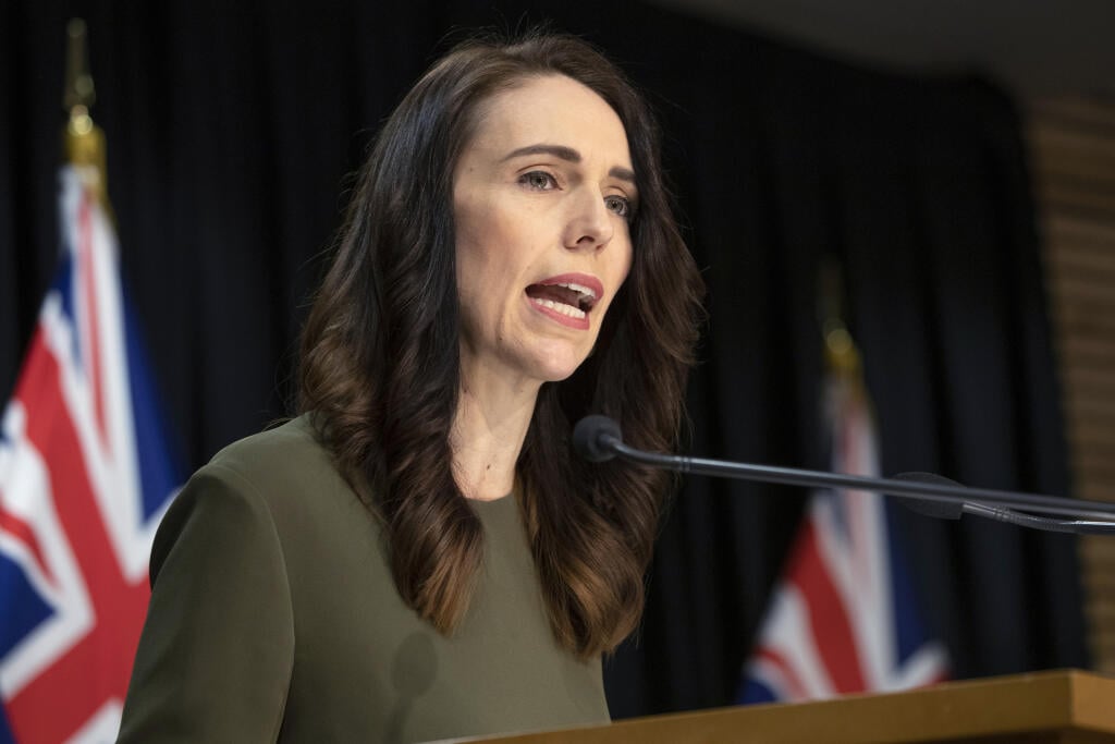 EBE 16 Wellington - Na snímke novozélandská premiérka Jacinda Ardernová počas tlačovej konferencie vo Wellingtone 17. augusta 2020. Ardernová v pondelok odložila blížiace sa parlamentné voľby na Novom Zélande o štyri týždne, na 17. októbra, nakoľko opätovné objavenie sa koronavírusu v krajine a následné opatrenia bránili vedeniu volebnej kampane. FOTO TASR/AP
New Zealand Prime Minister Jacinda Ardern announces a new date for national elections, during a news conference in Wellington, New Zealand