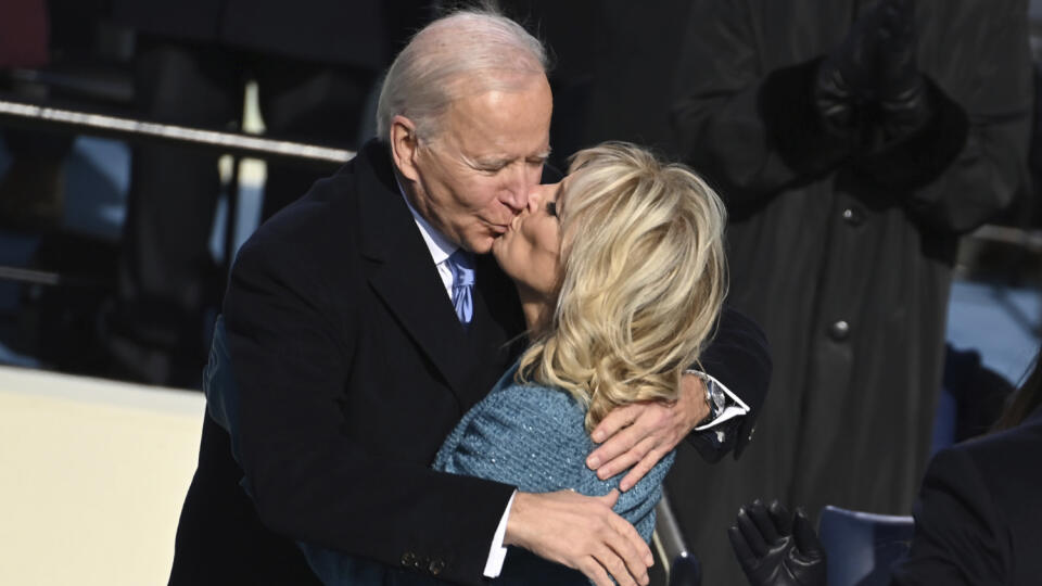 Zvolený americký prezident Joe Biden dostáva bozk od svojej manželky Jill Bidenovej počas inaugurácie  v americkom Kapitole vo Washingtone 20. januára 2021. FOTO TASR/AP