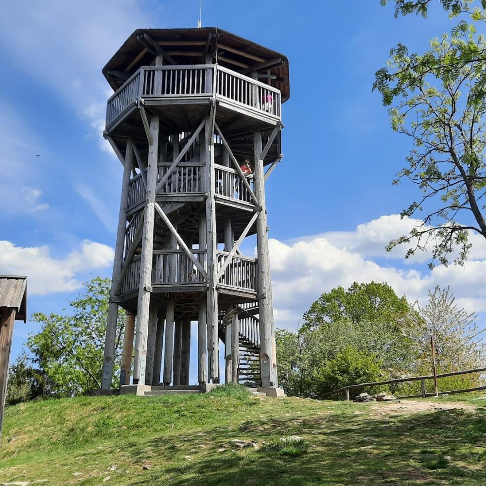 Turistická rozhľadňa Krahulský vrch sa nachádza nad mestom Kremnica.