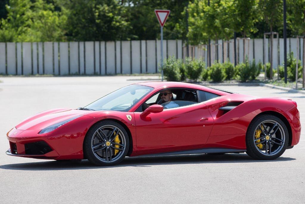 Ako by to bolo byť hviezdou v Taliansku a nevlastniť Ferrari. Jedno má aj Marek Hamšík, konkrétne 458 Italia červenej farby. „Mám ho už dva roky a používam ho najmä v Taliansku,“ priznal v lete Marek. V autíčku za 220-tisíc eur sa priviezol aj na svoju svadbu.