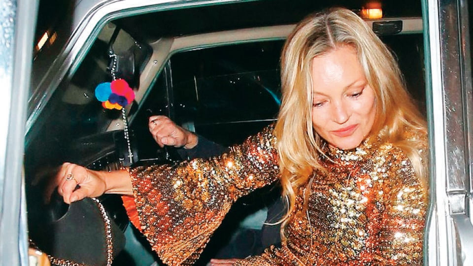 Kate Moss vo flitrovaných šatách a volánovými trojštvrťovými rukávmi pripomínala hippie krásku.