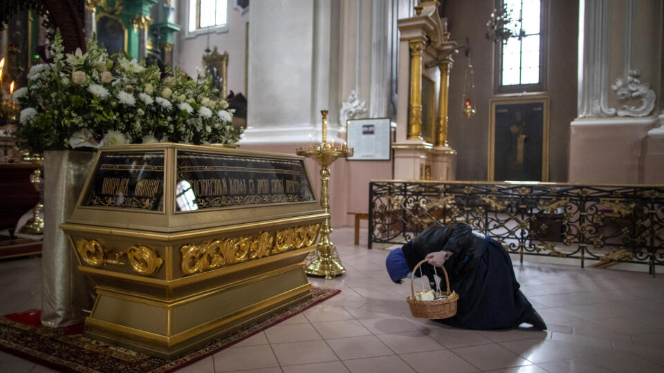 JB 31 Vilnius - Litovská pravoslávna veriaca s ochranným rúškom na zabránenie šíreniu nového koronavírusu sa modlí po posvätení jedál počas veľkonočnej pravoslávnej bohoslužby v pravoslávnom kostole vo Vilniuse 18. apríla 2020. Pravoslávni veriaci oslavujú Veľkonočné sviatky. FOTO TASR/AP
A Lithuanian Orthodox believer wearing a face mask to protect against the coronavirus, prays after a cake and Easter egg blessing ceremony at the Orthodox Church of the Holy Spirit in Vilnius, Lithuania, Satur