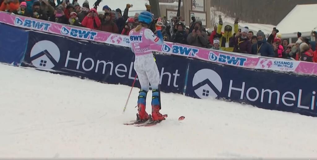 Bezprostredne po dojazde do cieľa 2. kola sa Shiffrinová pobrala za domácimi fanúšikmi a vyhecovala ich k mohutnému skandovaniu. To slovenská lyžiarka Petra Vlhová určite počula až na štarte.