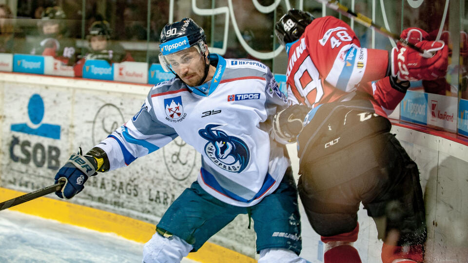 Slovenské hokejové kluby HK Poprad a HK Dukla Trenčín zrealizovali výmenu dvoch útočníkov. Do materského Popradu sa vrátil Adam Lapšanský, opačným smerom išiel Lukáš Paukovček.
