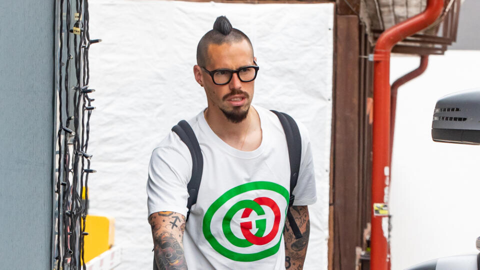 Marek Hamšík prišiel v luxusnom oblečení značky Gucci. Jeho outfit by poriadne prevetral vašu peňaženku.
