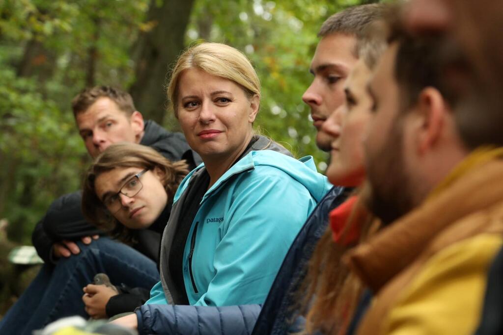 Prezidentka odložila slušné šaty a do lesa sa so študentmi vybrala v turistických nohaviciach a športovej budne.