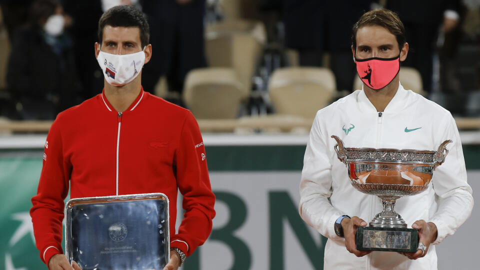 KK92 Paríž - Španielsky tenista Rafael Nadal (vpravo) pózuje s trofejou po víťazstve 6:0, 6:2, 7:5 nad Srbom Novakom Djokovičom (vľavo) vo finále mužskej dvojhry na grandslamovom turnaji Roland Garros 11. októbra 2020 v Paríži. Nadal získal 20. grandslamový titul a vyrovnal rekordný zápis Švajčiara Rogera Federera. V nedeľu vyhral jubilejný 100. zápas na parížskej antuke. FOTO TASR/AP
Spain's Rafael Nadal holds the trophy, right, as he celebrates winning the final match of the French Open tennis