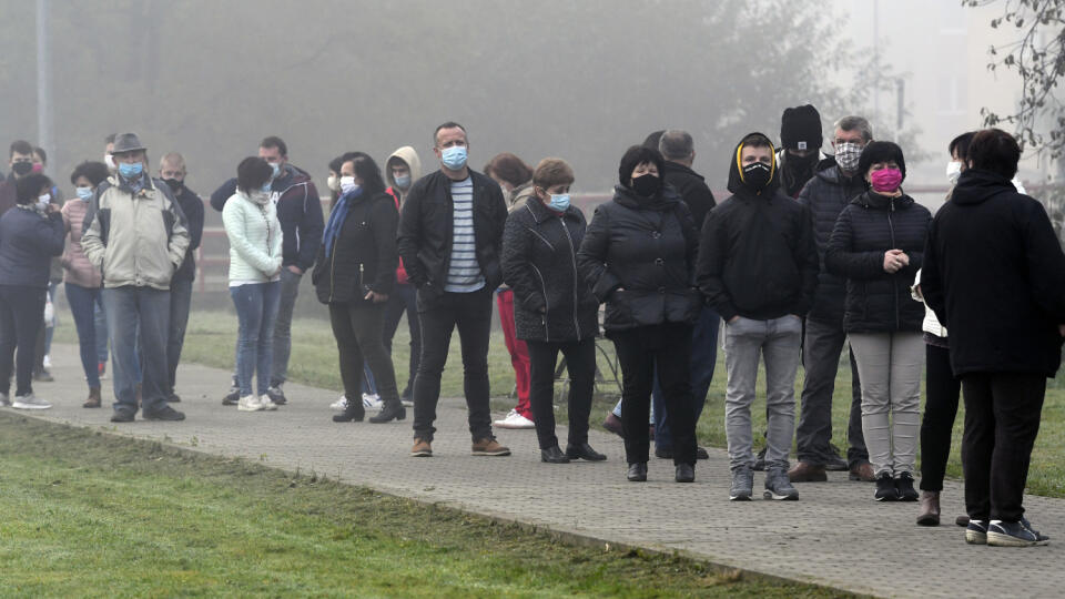 Na Orave a v Bardejove začalo pilotné celoplošné testovania na ochorenie COVID-19, ktoré potrvá do nedele 25.10. Otestovaných by malo byť asi 180.000 osôb v rámci 235 odberných miest. Na testovaní sa bude podieľať viac ako 2500 vojakov, policajtov, hasičov, zdravotníkov a administratívnych pracovníkov.