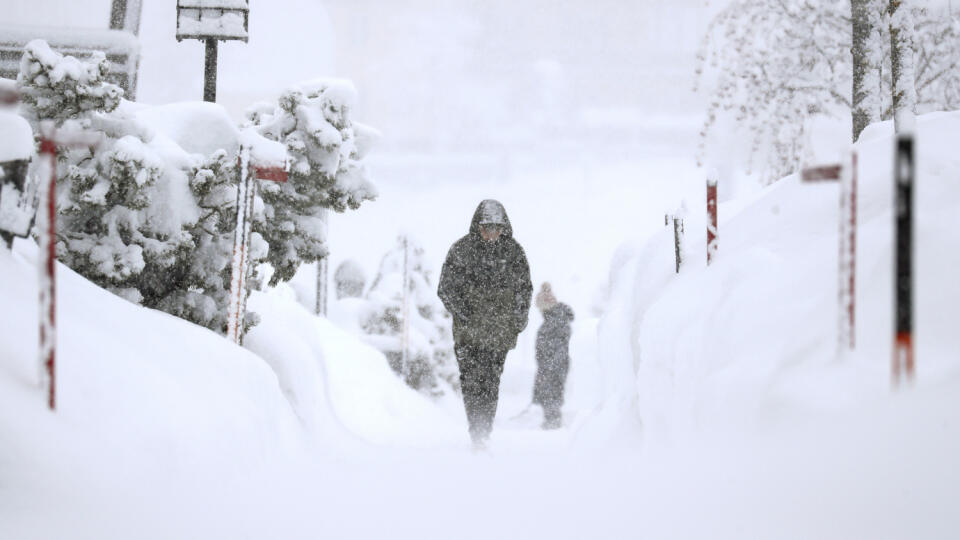 EBE 30 Seefeld - Na snímke muž kráča v silnom snežení v rakúskom Seefelde v Tirolsku vo štvrtok 28. januára 2021. FOTO TASR/AP
A man makes his way during heavy snow fall in the Austrian province of Tyrol, in Seefeld, Austria, Thursday, Jan. 28, 2021. (AP Photo/Matthias Schrader)