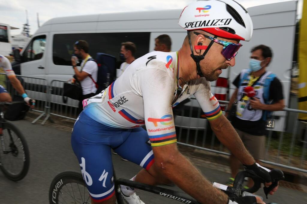 Na cyklistov čakalo jedenásť úsekov s kockami, ktoré ich v 5. etape poriadne vyčerpali a preverili. Sagan navyše zažil tvrdý pád, ktorý mu na pohode nepridal. Do cieľa prišiel poriadne zafúľaný.