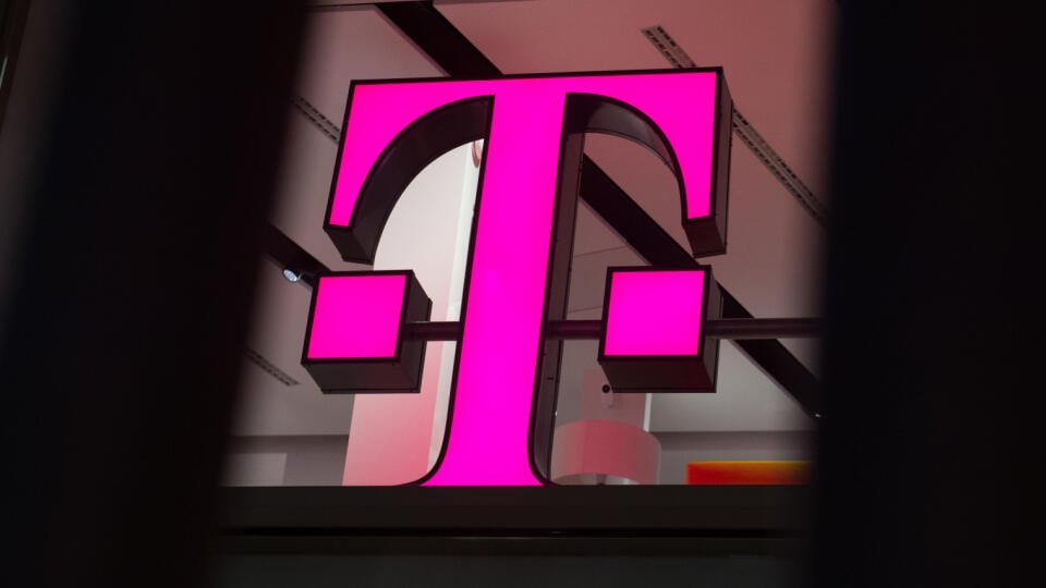KK25 Kolín nad Rýnom - Na archívnej snímke z 16. februára 2018 logo Deutsche Telekom v Kolíne nad Rýnom. Zisk Deutsche Telekom v 2. kvartáli 2020 klesol o pätinu. Dôvodom bolo prevzatie menšieho rivala Sprint v USA. FOTO TASR/AP
ARCHIV - 16.02.2018, Nordrhein-Westfalen, Köln: Das Logo der Deutschen Telekom steht in einer Verkaufsfiliale des Unternehmens in der Kölner Innenstadt. (zu dpa: «Telekom-Gewinn sackt wegen Sprint-Übernahme in USA ab») Foto: Rainer Jensen/dpa +++ dpa-Bildfunk +++