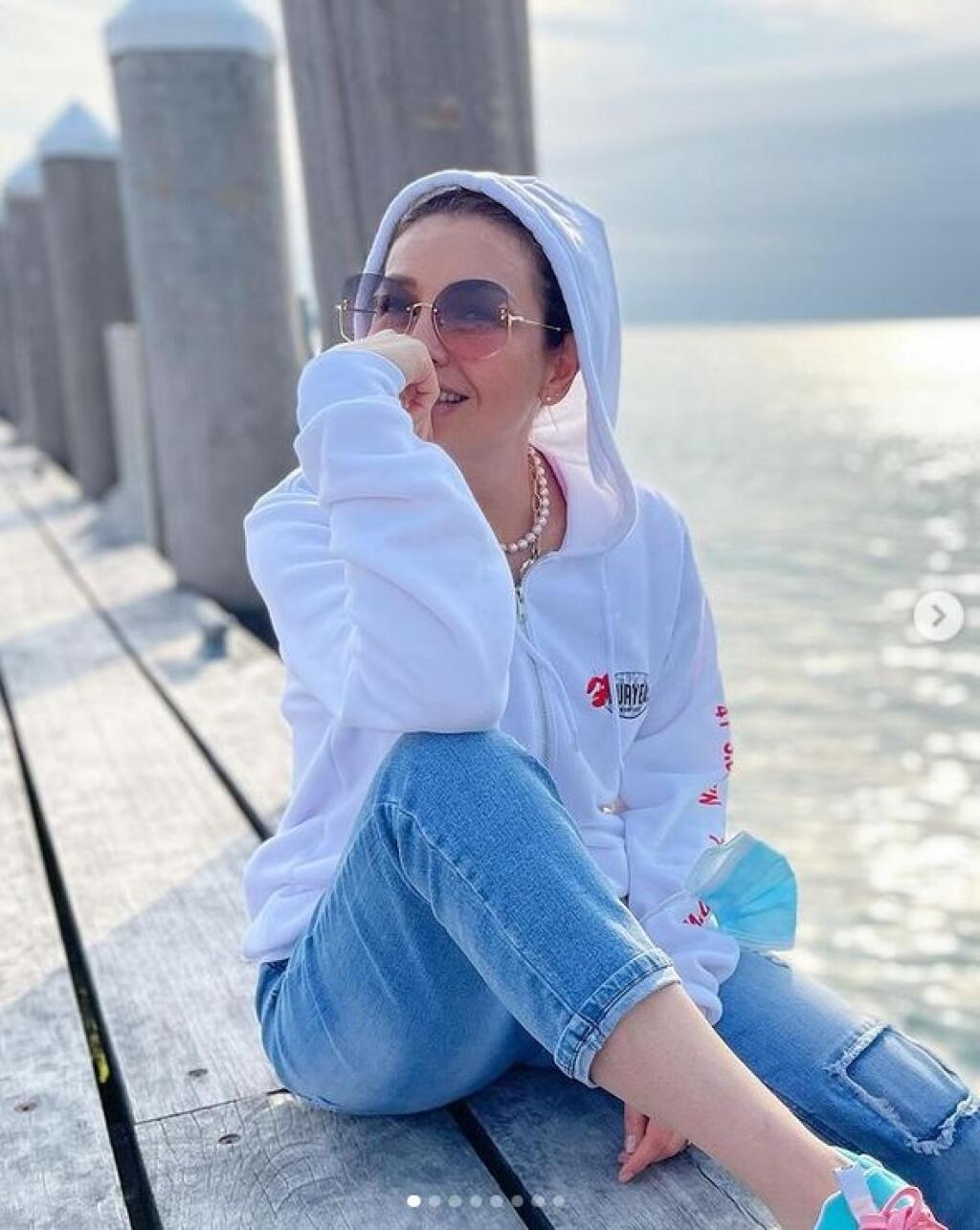 Thalía si dala džínsy, bielu mikinu a vyzerala ako bezstarostná tínedžerka.