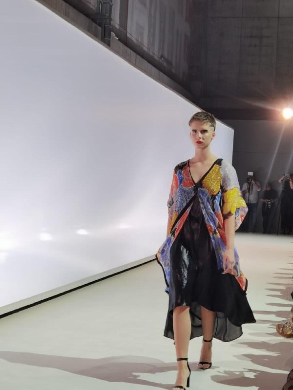 Emma Čaputová v modely od Lenky Sršňovej.