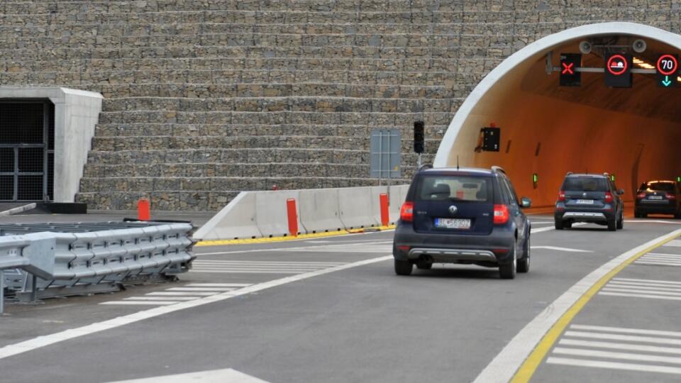 Diaľničný úsek D3 Svrčinovec – Skalité je od 1.4. 2018 spoplatnený diaľničnou známkou.