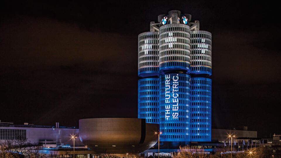 Ikonická budova sídla BMW Group, "Štvorvalec" sa pri príležitosti predajného jubilea premenila na svetelnú inštaláciu bateriek.