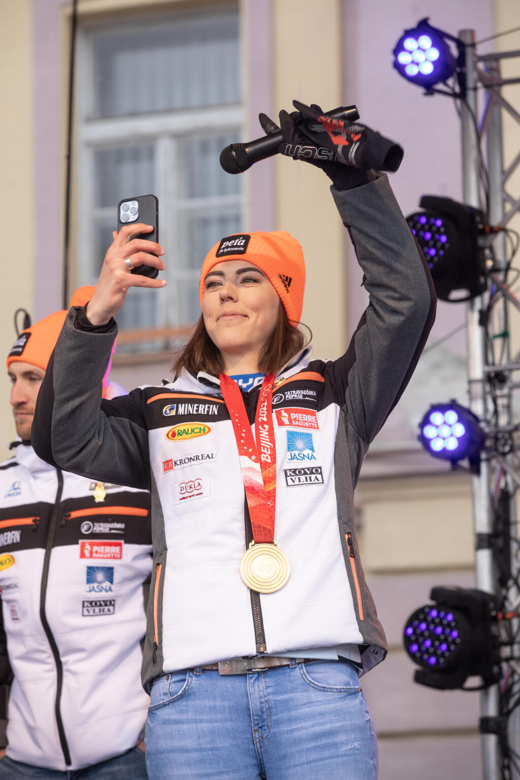 Na snímke je slovenska lyžiarka Petra Vlhová ktorá sa lúčila s úspešnou sezónou na námestí v Liptovskom Mikuláši. Oslávila olympijské zlato z Pekingu a zisk malého glóbusu za slalom v seriáli Svetového pohára.