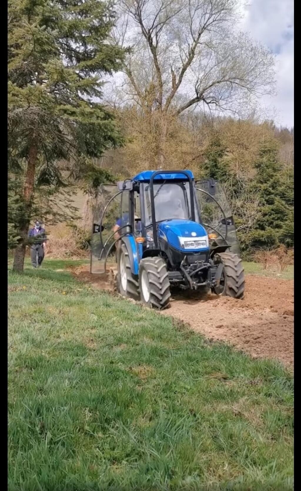 Poľnohospodárska rutina Petra Pellegriniho. S traktorom na raj zaseje, pred zimou poorie.
